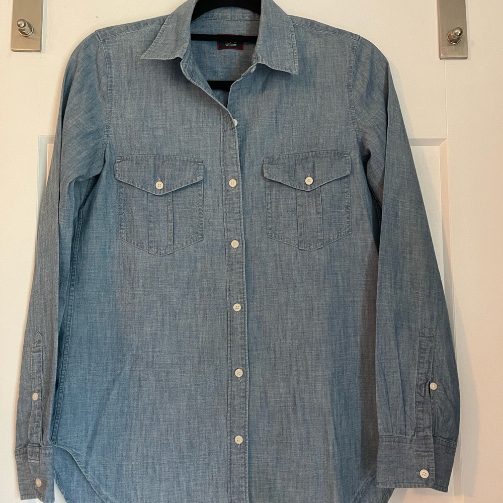 Women’s Casual UnTuckit Chambray button down.